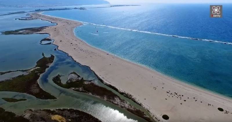 Το επίπεδο, παραδεισένιο ελληνικό νησί που είναι όλο παραλία (Βίντεο)