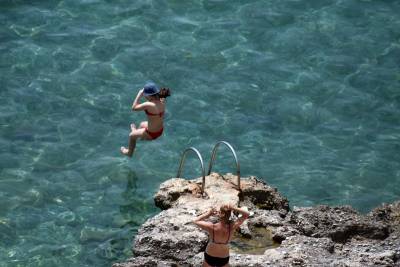 Οι Βρετανοί ετοιμάζονται για... βουτιές - Από τέλος Ιουνίου διακοπές χωρίς καραντίνα και σε Ελλάδα, Γαλλία, Ισπανία