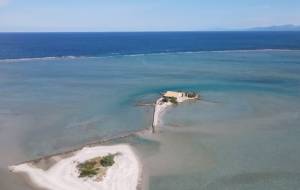 Λευκάδα: Πετώντας πάνω από το νησάκι του Σικελιανού - Θυμίζει εξωτικό προορισμό (Βίντεο)