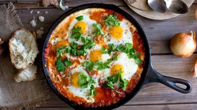 Shakshuka: Έτσι μαγειρεύουν τα αυγά σε σάλτσα ντομάτας στo Mαρόκο (Βίντεο)