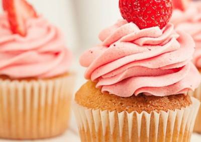 Cupcakes αμυγδάλου με μους φράουλας