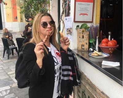 Καλαμάτα: Η γνωστή σεφ Μυρσίνη Λαμπράκη «μαγεύτηκε» από το σουβλάκι του Τζίμη!