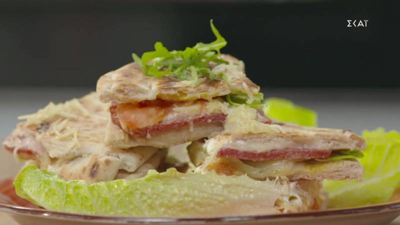 Πίτα σκεπαστή με σαλάμι και τυρί (Βίντεο)