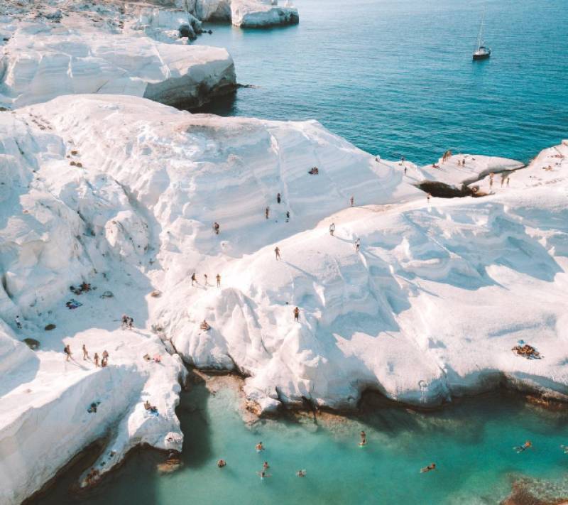 Lonely Planet: Το Σαρακήνικο της Μήλου στις καλύτερες παραλίες του κόσμου (pics)