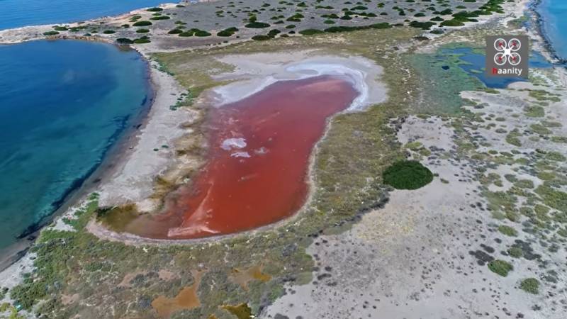 &quot;Ξι-Χι-Ξι&quot;: Το επίπεδο νησί της Ελλάδας σε σχήμα σπαθιού με την κόκκινη λίμνη (Βίντεο)