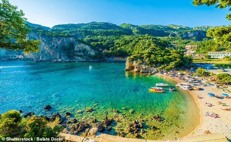 Daily Mail: Ελπίδα για διακοπές χωρίς 14ήμερη καραντίνα στην Ελλάδα