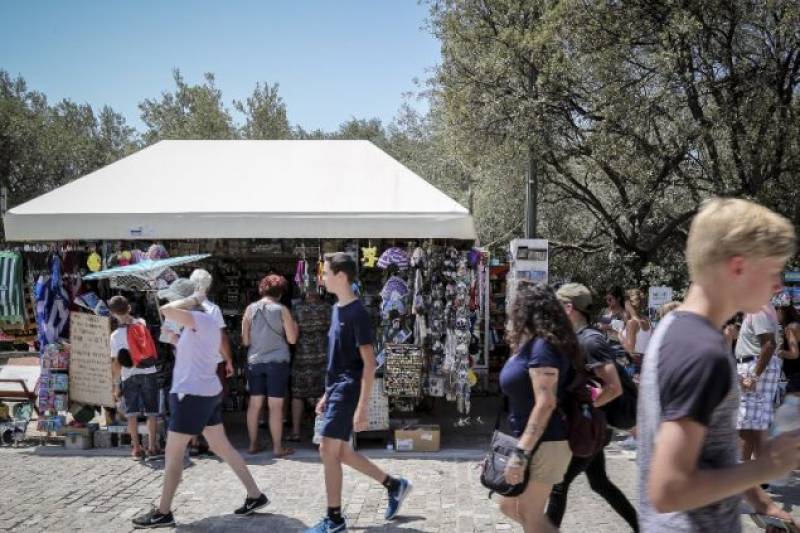 «Ύμνοι» της Le Figaro για την Αθήνα - Η πλατεία Αγ. Ειρήνης, το Κουκάκι και η έκθεση Μόραλη στο Μπενάκη