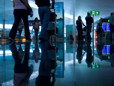 Covid-19: Επιφύλαξη για τα αεροπορικά ταξίδια - Τι λένε οι ειδικοί