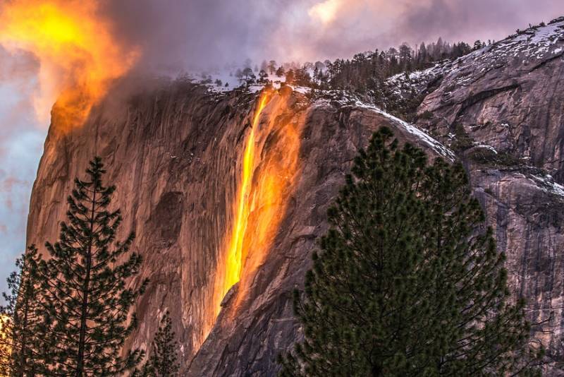 «Kαταρράκτης της φωτιάς»: Το εντυπωσιακό φαινόμενο που κόβει την ανάσα στην Καλιφόρνια (pics)