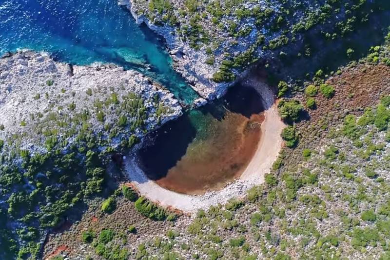 «Λίμνη του Παπά»: Η άγνωστη παραλία της Μεσσηνίας (Βίντεο)