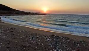 Ανάλουκας - Η παραλία της Κρήτης που είναι διάσημη για έναν... περίεργο λόγο (Βίντεο)