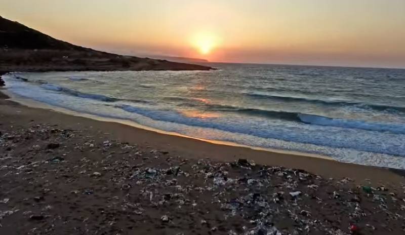 Ανάλουκας - Η παραλία της Κρήτης που είναι διάσημη για έναν... περίεργο λόγο (Βίντεο)