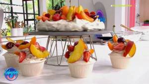 Πάβλοβα με φρούτα σε cup cakes (Βίντεο)