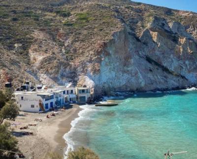 Φυροπόταμος: Το μικροσκοπικό ψαροχώρι στη Μήλο που μοιάζει να αναδύεται από τη θάλασσα (Βίντεο)