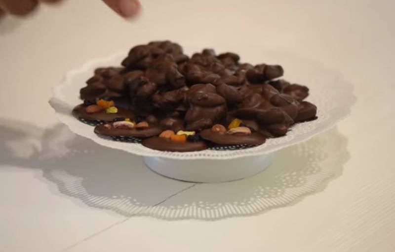 Σοκολατάκια με μόνο 2 υλικά - Μια σούπερ εύκολη και γρήγορη συνταγή (Βίντεο)
