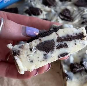 Πεντανόστιμο, μπισκοτένιο fudge με oreo - Με μόνο 3 υλικά, δεν θέλει ψήσιμο (Βίντεο)