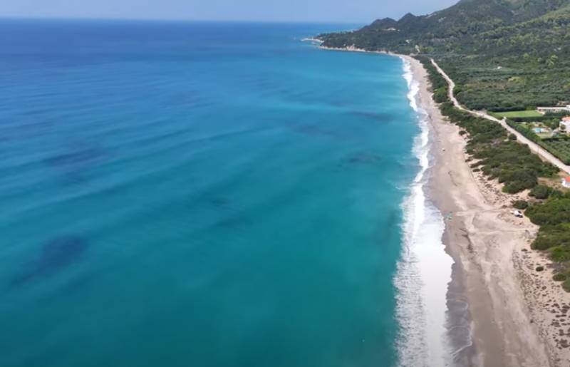 Λεύκα: H άγνωστη αμμώδης παραλία στην Πρέβεζα με τα γαλαζοπράσινα νερά (Βίντεο)