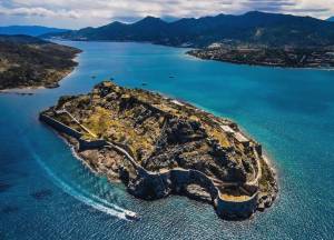 Σπιναλόγκα: Το νησάκι στην Κρήτη που έχει συνδεθεί με την απομόνωση (Φωτογραφίες)