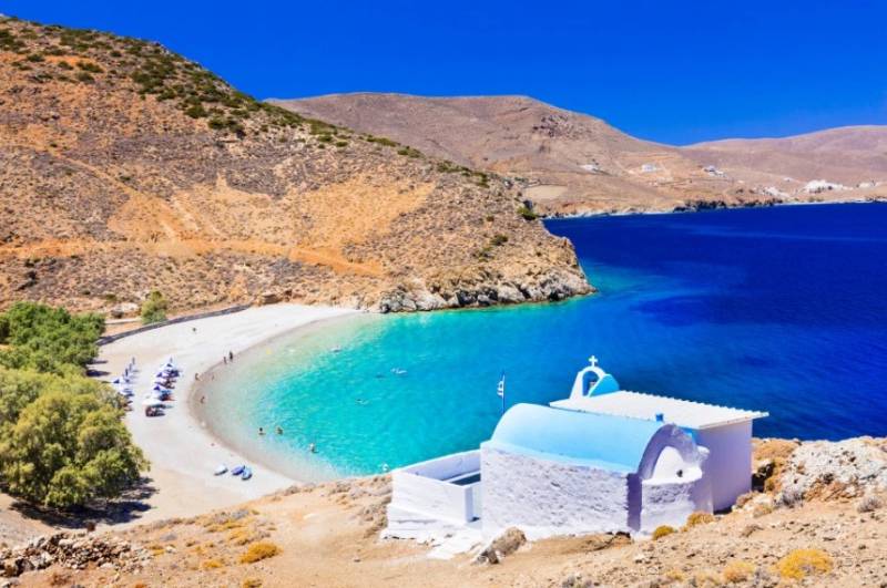 The Sun: Ευπρόσδεκτοι στην Ελλάδα οι Βρετανοί τουρίστες, αφού κάνουν τεστ για τον κορονοϊό