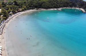 Αρίλλας: Η εντυπωσιακή, γαλαζοπράσινη παραλία του Ιονίου (Βίντεο)
