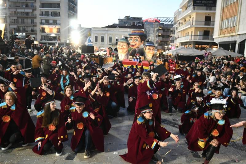 Πάτρα: Χαμόγελα και καρναβαλική φαντασία στη νυχτερινή ποδαράτη παρέλαση (Φωτογραφίες+βίντεο)