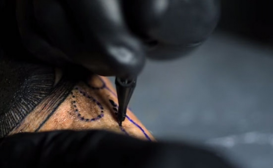 Δείτε πως γίνεται ένα τατουάζ σε αργή κίνηση (βίντεο)