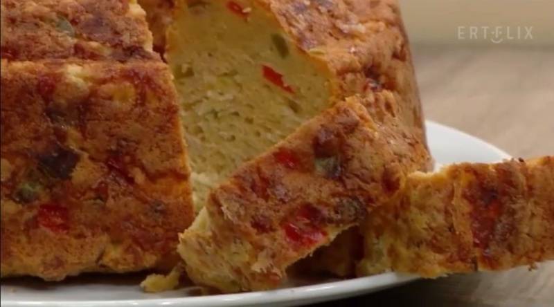 Αλμυρό κέικ με Γραβιέρα Αγράφων, πιπεριές και αλλαντικά (Βίντεο)