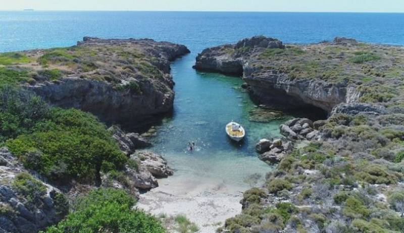 Η πιο πριβέ παραλία της Ελλάδας βρίσκεται στην Πελοπόννησο (Βίντεο)