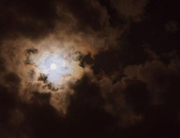 Η σούπερ Σελήνη «έλουσε» με αποχρώσεις τον ουρανό της Καλαμάτας (pics)