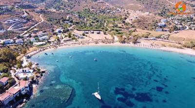 Κέα: «Βουτιά» στα κρυστάλλινα νερά της παραλίας του Οτζιά (Βίντεο)