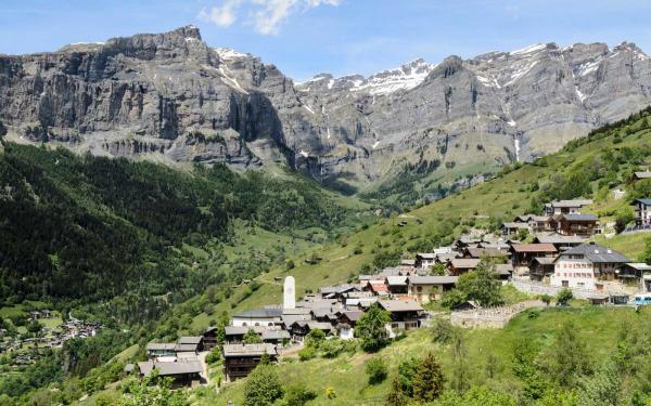 Ελβετικό χωριό αναζητά κατοίκους και προσφέρει 21.000 ευρώ για κάθε άτομο! (pics)