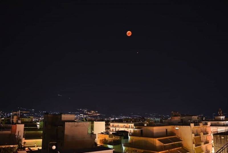 Το «ματωμένο φεγγάρι» έλαμψε πάνω από την πόλη της Καλαμάτας (Βίντεο+φωτογραφίες)