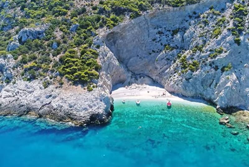 X-Beach: Η μαγευτική παραλία κοντά στην Αθήνα με το μυστηριώδες όνομα (Βίντεο)