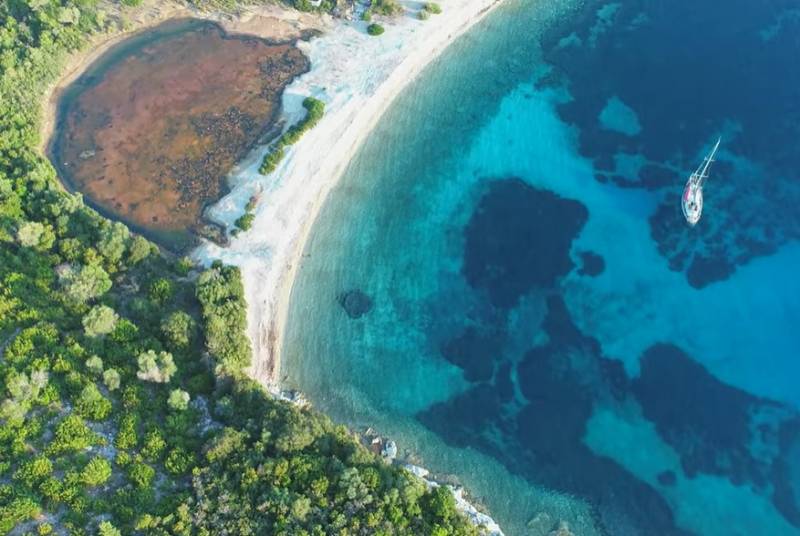 Το «μεγαλύτερο» μικρό νησί της Ελλάδας από ψηλά (Βίντεο)