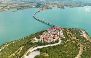 Νεράιδα Κοζάνης: Το χωριό με τη μαγευτική θέα στην ομορφότερη γέφυρα της Ελλάδας (Βίντεο)