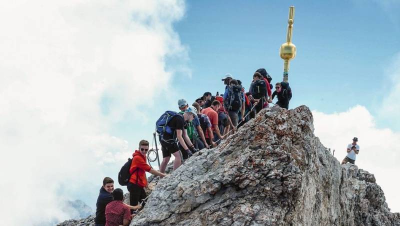Zugspitze: Η ψηλότερη κορυφή των γερμανικών Άλπεων δέχθηκε ρεκόρ ορειβατών