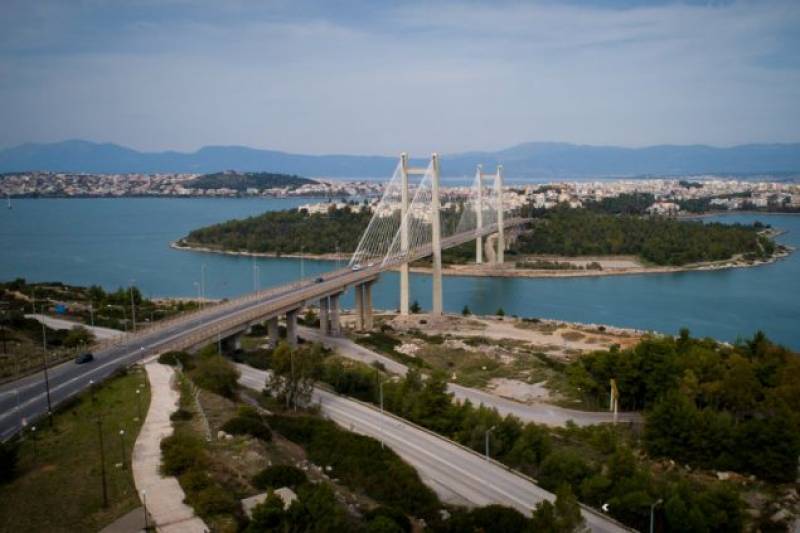 Η κρεμαστή γέφυρα της Χαλκίδας από ψηλά «κόβει» την ανάσα (Βίντεο)