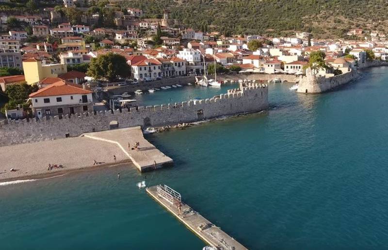 Ναύπακτος - Το γραφικό λιμάνι και το κάστρο της πόλης από ψηλά (Βίντεο)