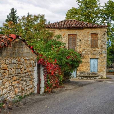 Πολύδροσος: Ένα ειδυλλιακό χωριό στην ορεινή Φωκίδα, μέσα σε καταπράσινη φύση (Βίντεο)