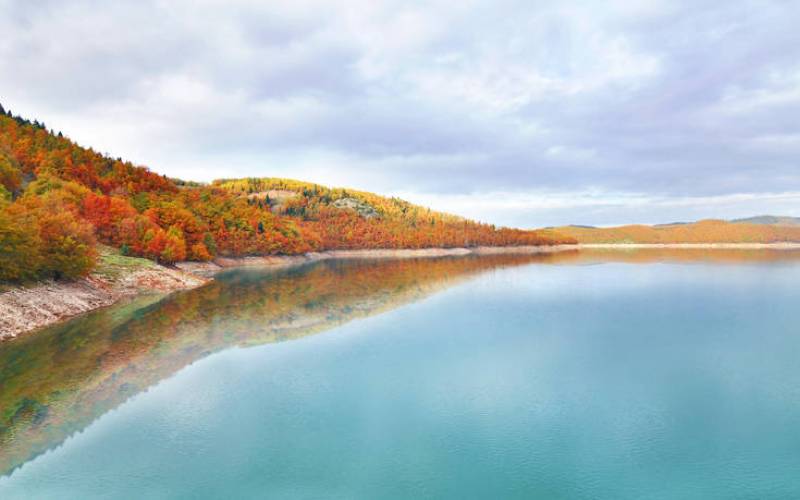 Λίμνη Πλαστήρα: Φθινοπωρινό σκηνικό στο τεχνητό «θαύμα» της Θεσσαλίας (Φωτογραφίες)