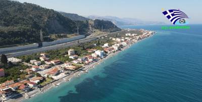 Στο Δερβένι Κορινθίας κάθε σπίτι έχει... δική του παραλία (Βίντεο)