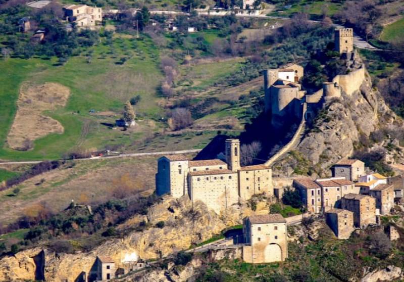 Ιταλία - Υπέροχο μεσαιωνικό κάστρο νοικιάζεται αντί μόλις 114 δολ. (pics)