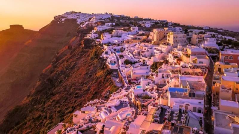 ΕΤΕ: Πλώρη για νέα ρεκόρ στον τουρισμό το 2024