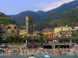 Ιταλία: Πρόστιμο έως 2.500 ευρώ στους τουρίστες που διασχίζουν το Cinque Terre με σαγιονάρες