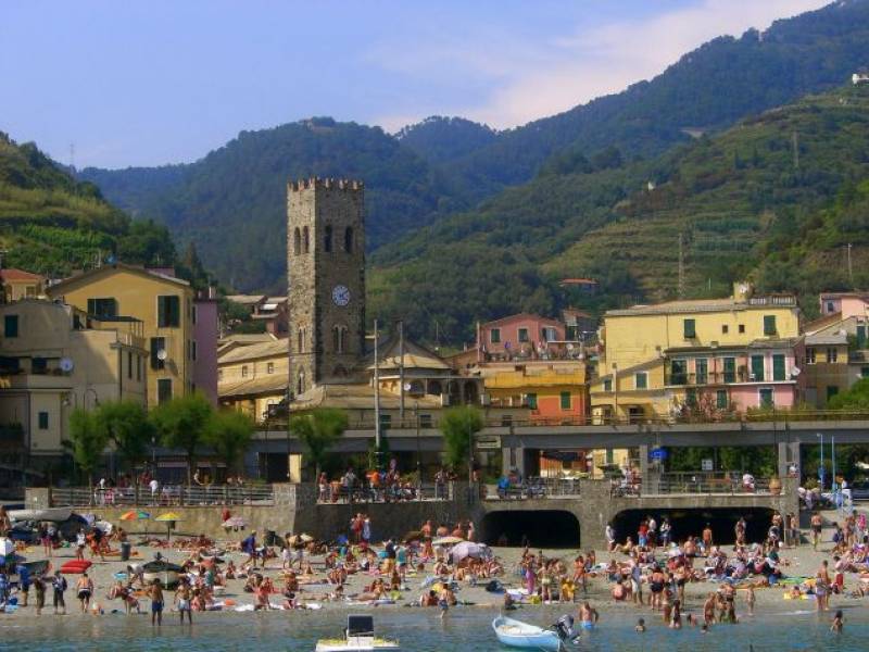 Ιταλία: Πρόστιμο έως 2.500 ευρώ στους τουρίστες που διασχίζουν το Cinque Terre με σαγιονάρες