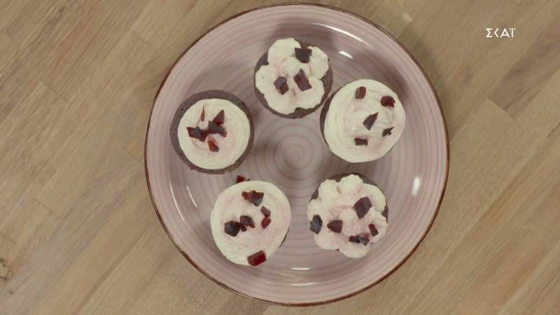 Red velvet pancakes με πατζάρι (Βίντεο)