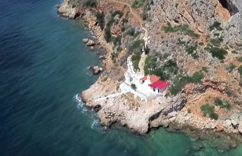 Ναύπλιο: Το εκκλησάκι στην παραλία Καραθώνα που είναι φτιαγμένο με... κρασί (Βίντεο)