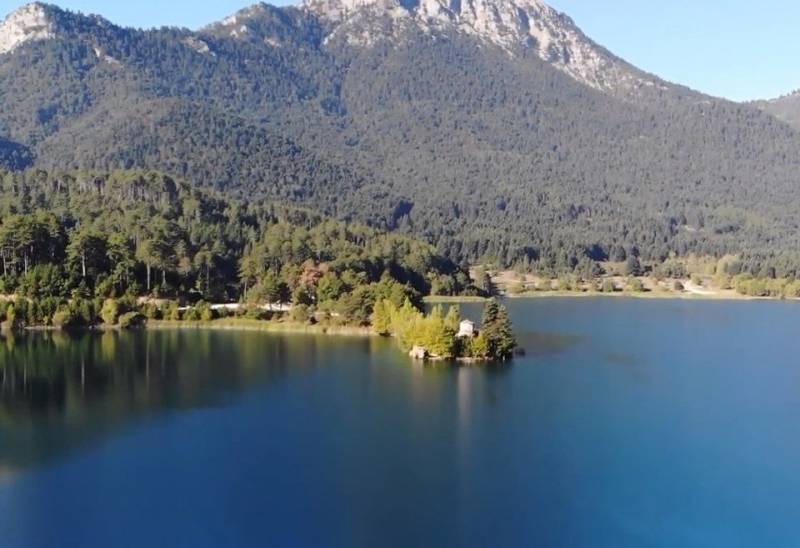 Δόξα: Η κουκλίστικη λίμνη της Πελοποννήσου που θυμίζει αλπικό τοπίο (Βίντεο)