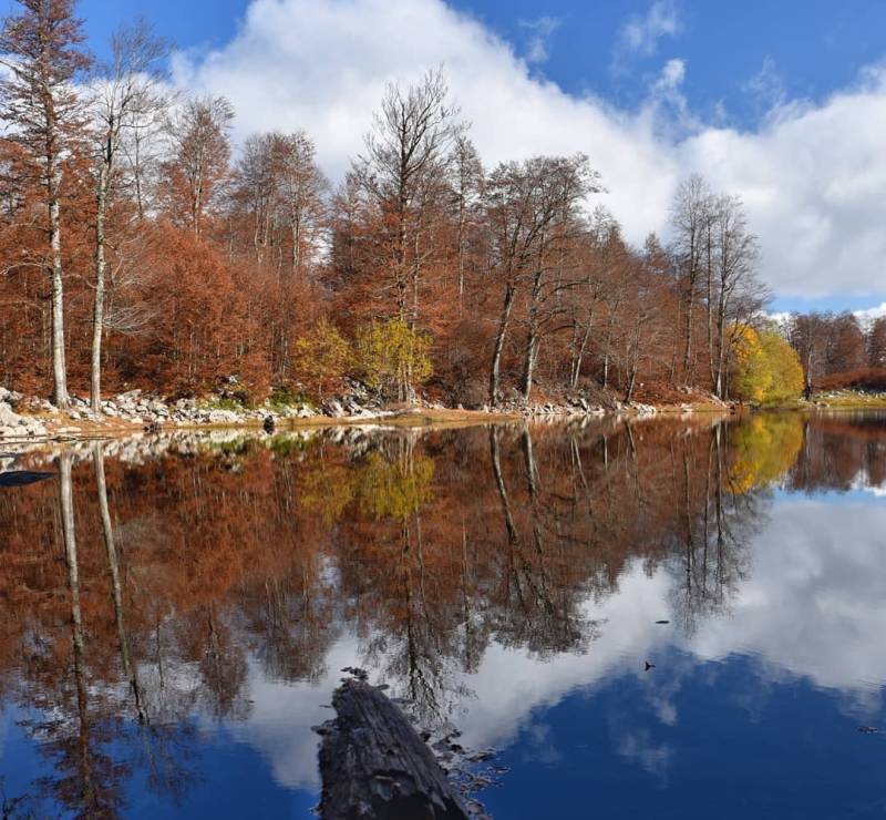 Η αλπική λίμνη Μουτσάλια, &quot;καθρέφτης&quot; του Γράμμου, &quot;ντυμένη&quot; στα χρώματα του φθινοπώρου (Βίντεο)