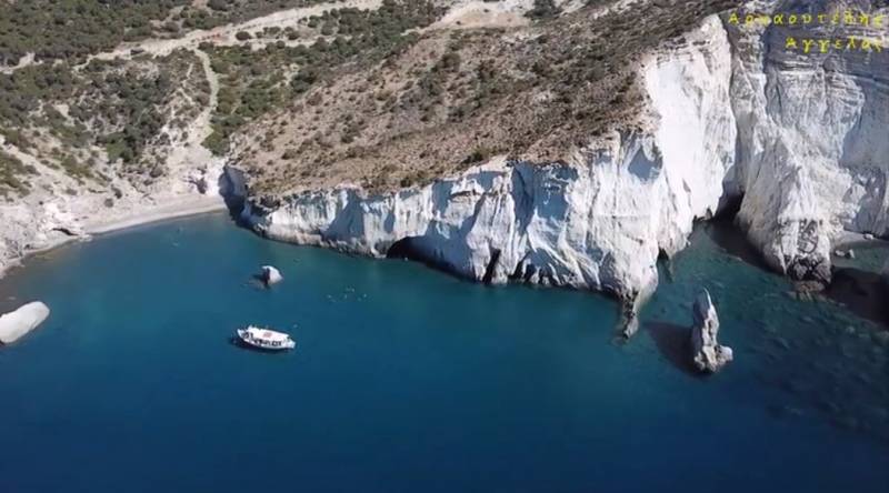 Μήλος: Η παραλία του Γέροντα... άνωθεν (Βίντεο)